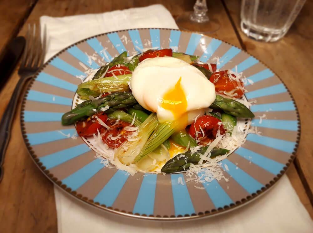 Pochiertes Ei mit Spargel und Cherry-Tomaten